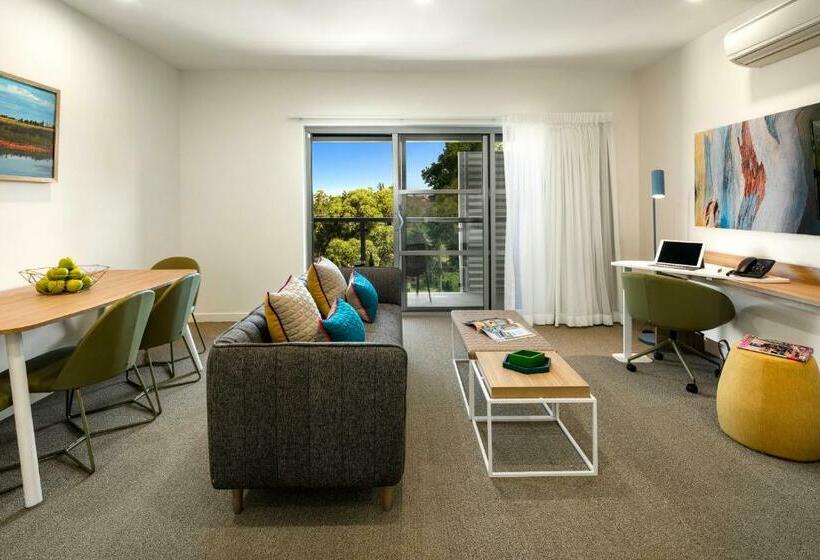 דירת חדר, Quest Griffith