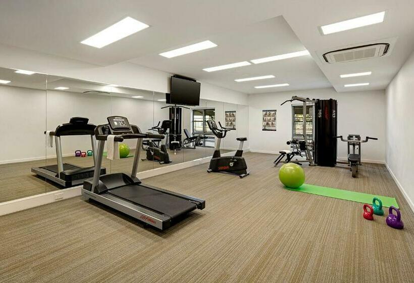 חדר סטודיו סטנדרד, Quest Griffith