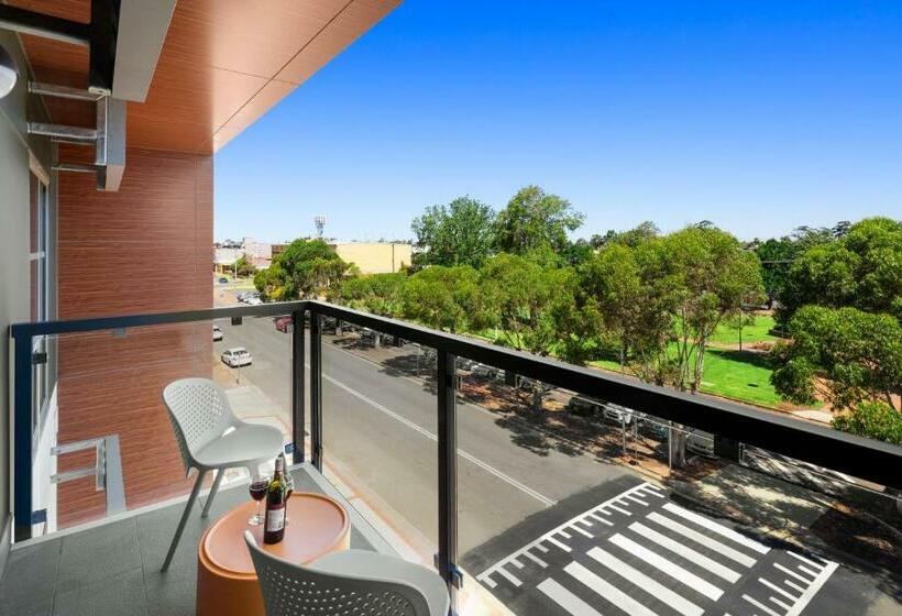 דירת שני חדרים, Quest Griffith