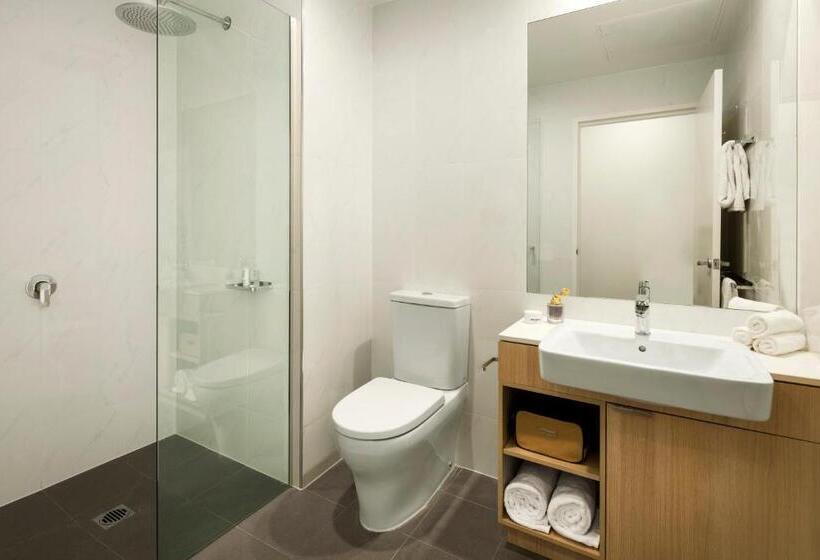 דירת שלושה חדרים, Quest Griffith