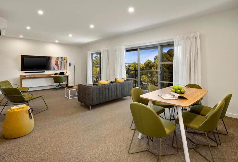 דירת שלושה חדרים, Quest Griffith