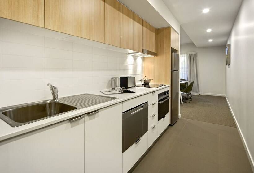 דירת חדר, Quest Griffith