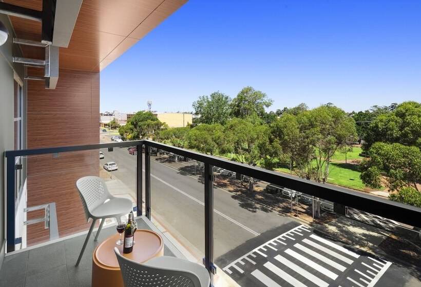 דירת חדר, Quest Griffith