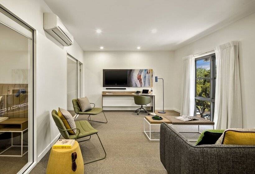 דירת שני חדרים, Quest Griffith