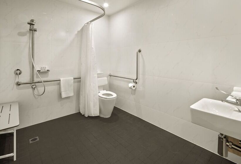 דירת שני חדרים, Quest Griffith