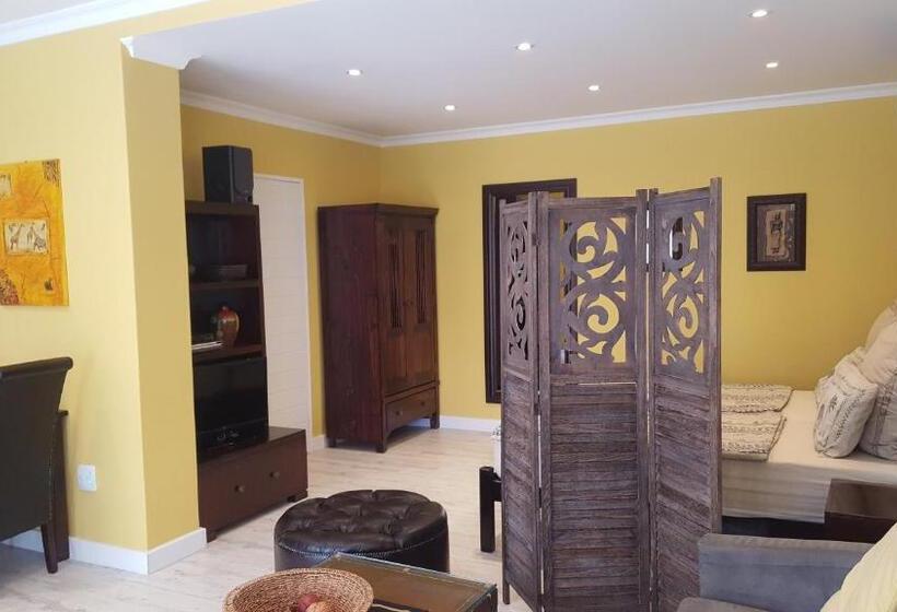 带1个卧室的带阳台的公寓, Constantia Cottages