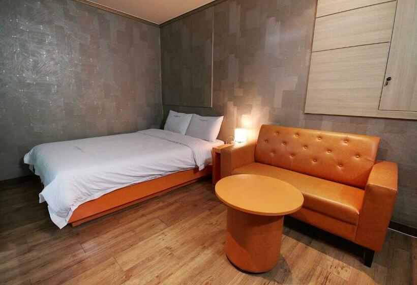 Quarto Estandar, Apple House Mini