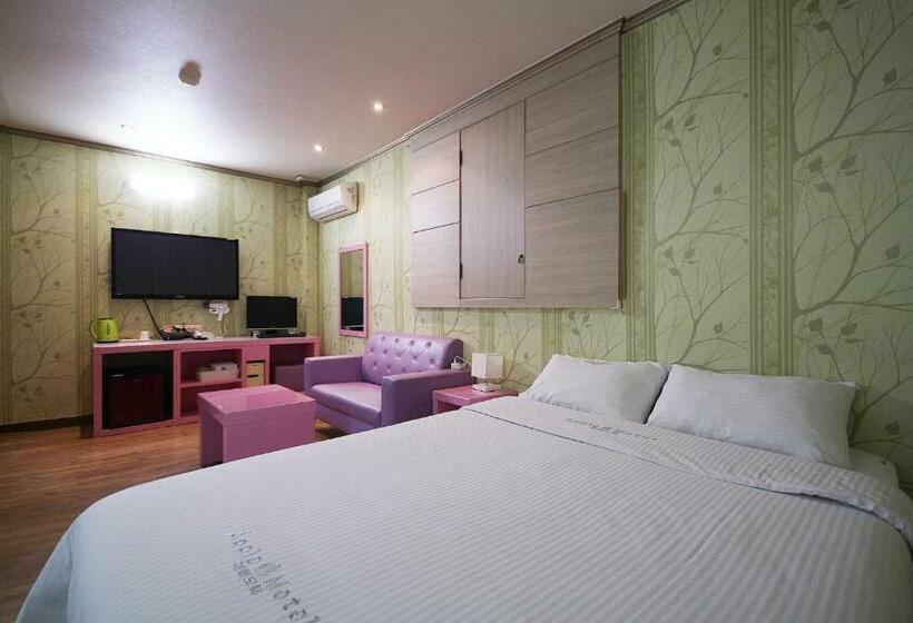 Quarto Deluxe, Apple House Mini