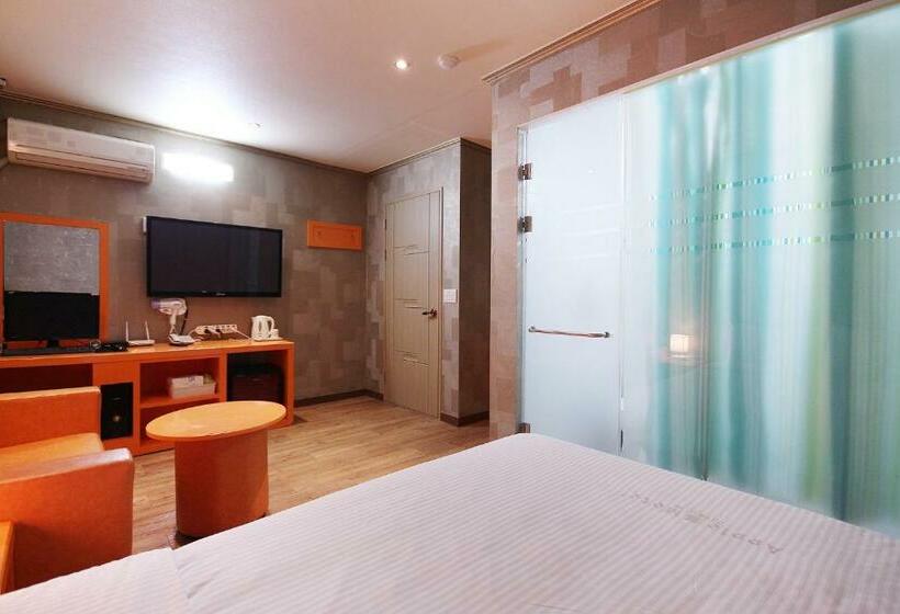 Quarto Estandar, Apple House Mini