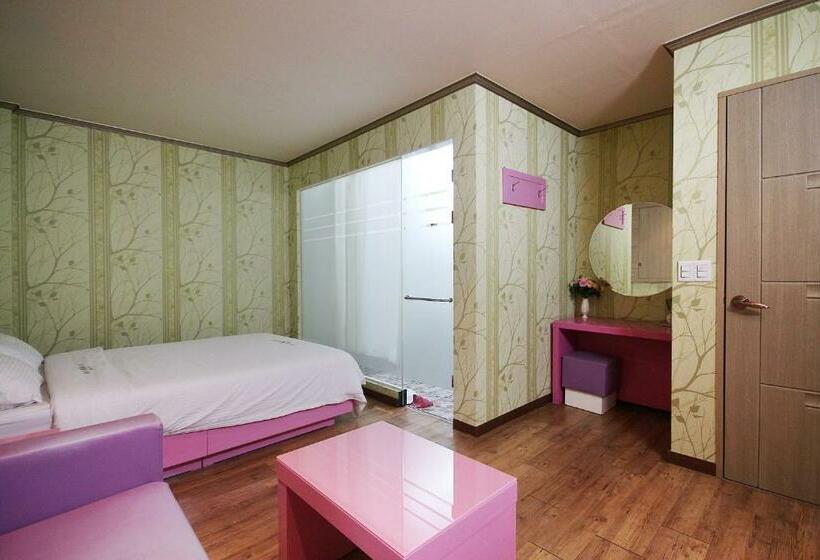 Quarto Deluxe, Apple House Mini