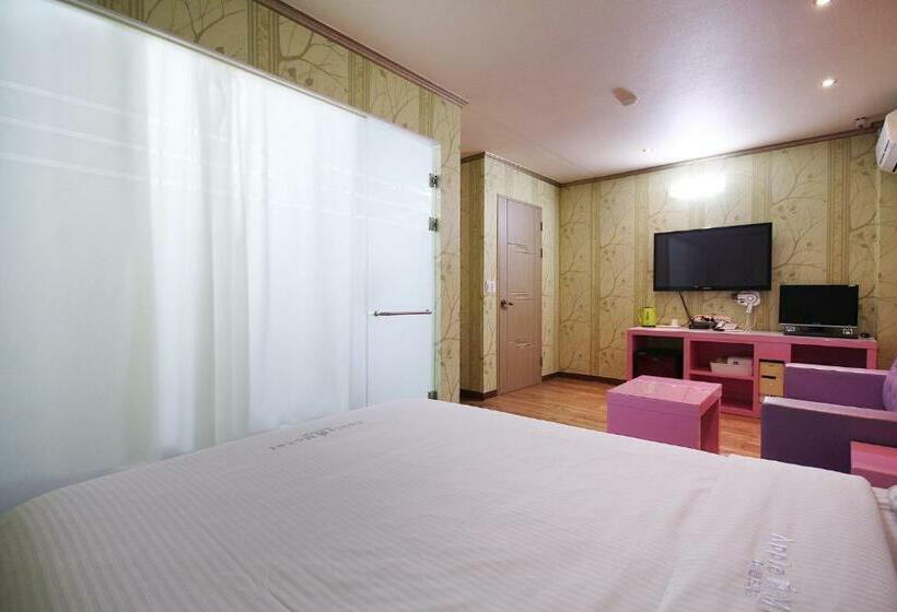 Quarto Deluxe, Apple House Mini