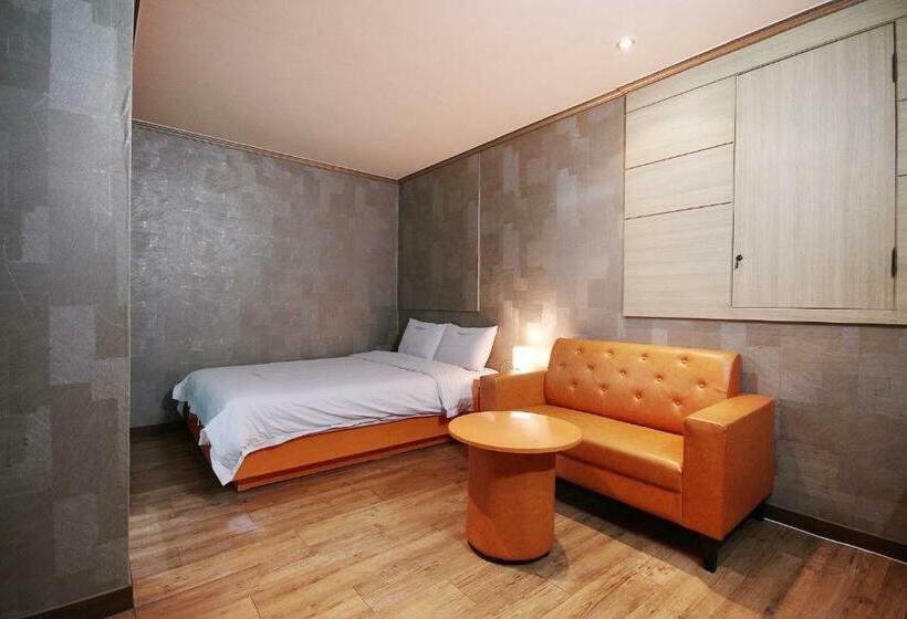 Quarto Estandar, Apple House Mini