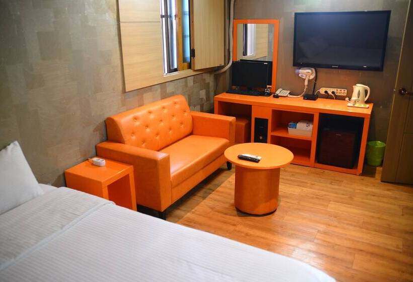 Quarto Estandar, Apple House Mini