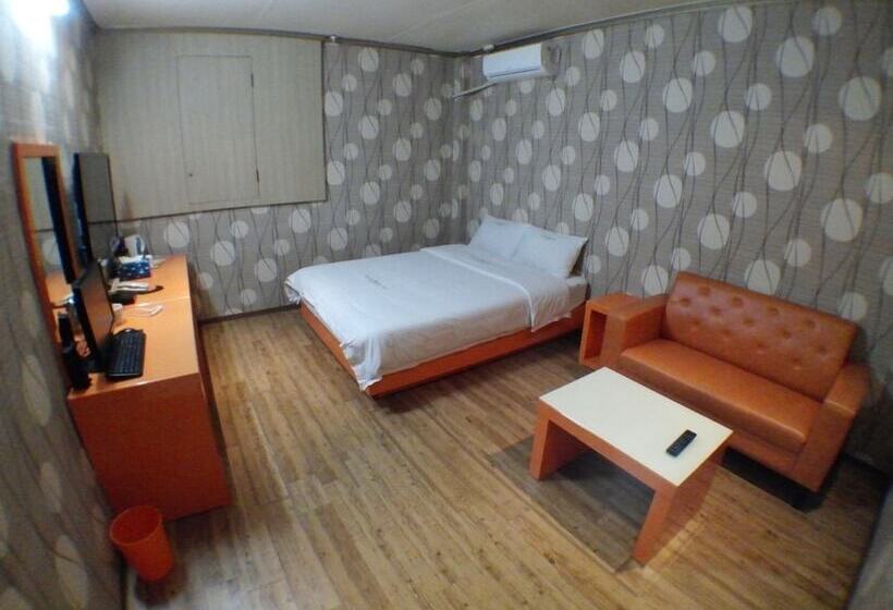 Quarto Deluxe, Apple House Mini