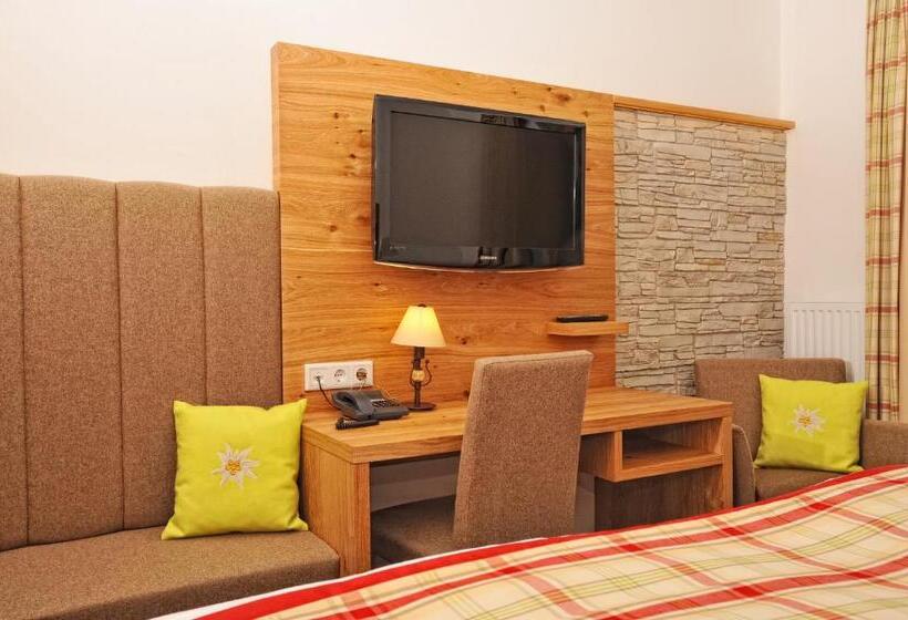 Classic room with balcony, Barbarahof Saalbach