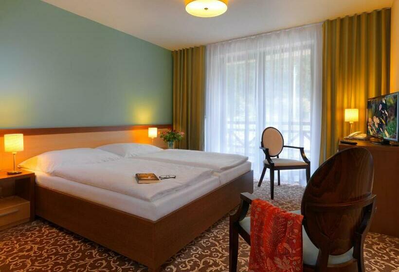 חדר סטנדרט לשלושה, Green