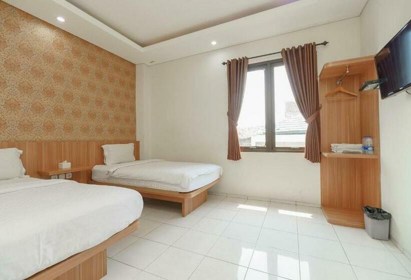 Семейный Номер, Green Apple Residence Near Sarinah Mitra Reddoorz