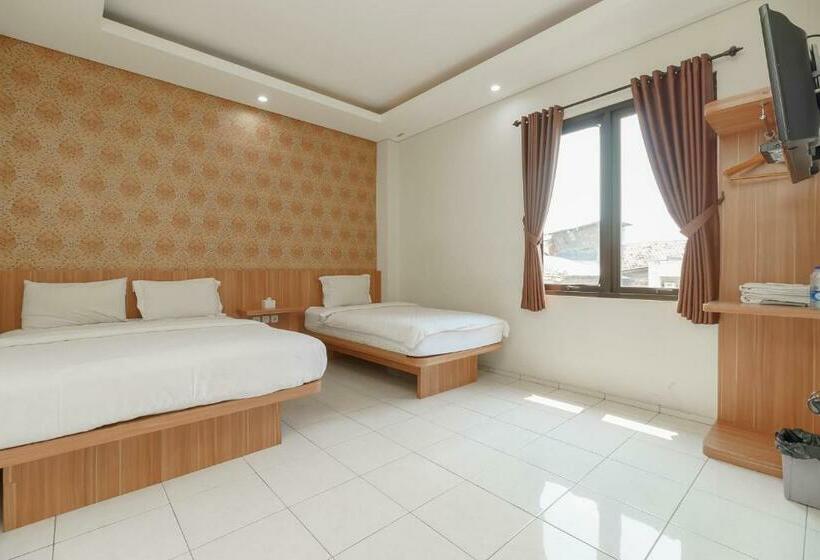 Семейный Номер, Green Apple Residence Near Sarinah Mitra Reddoorz