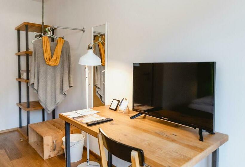 غرفة قياسية مزوَّدة بشُرفة, Das Franzl   Bett & Brot
