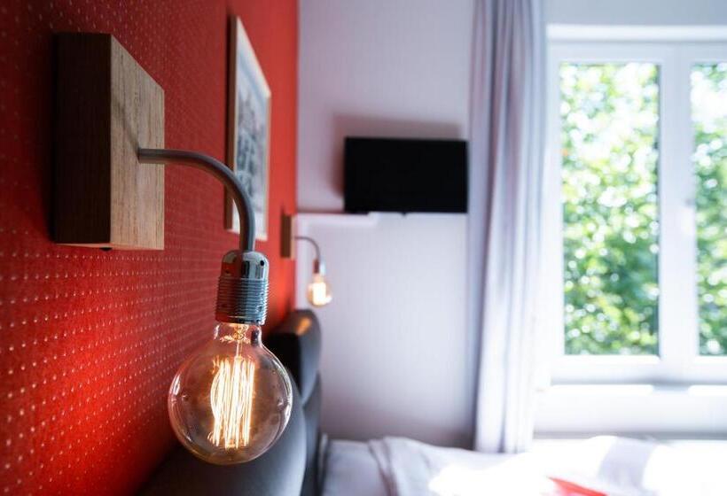 غرفة قياسية ثلاثية, Fred&breakfast