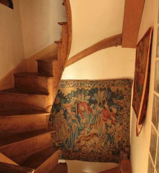 이코노미 룸, Golden Lion