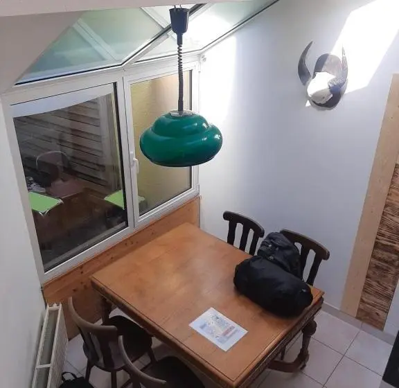 Talo 2 Makuuhuonetta, Golden Lion
