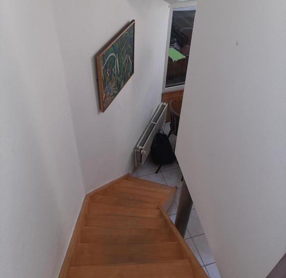 침실 2개 주택, Golden Lion