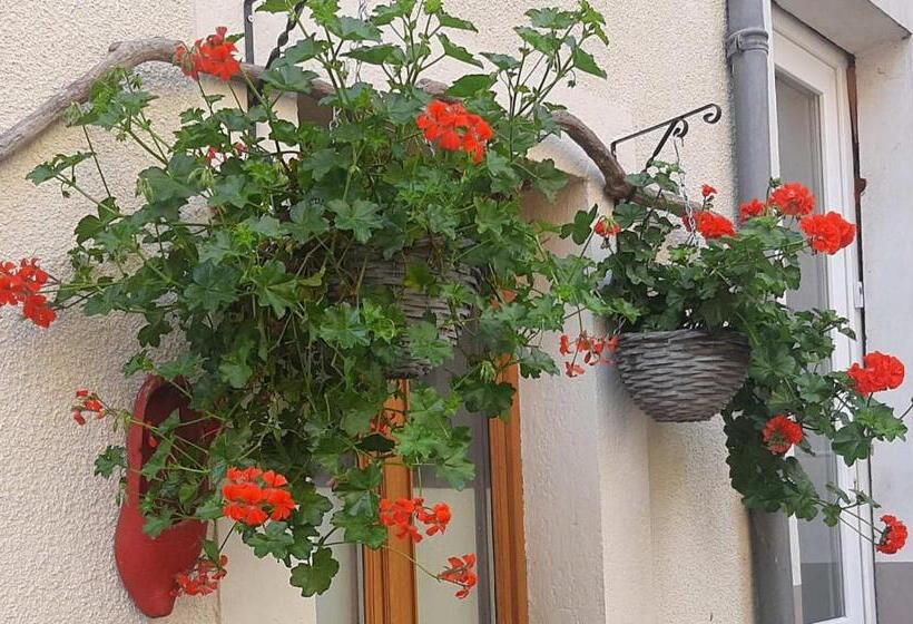 침실 2개 주택, Golden Lion