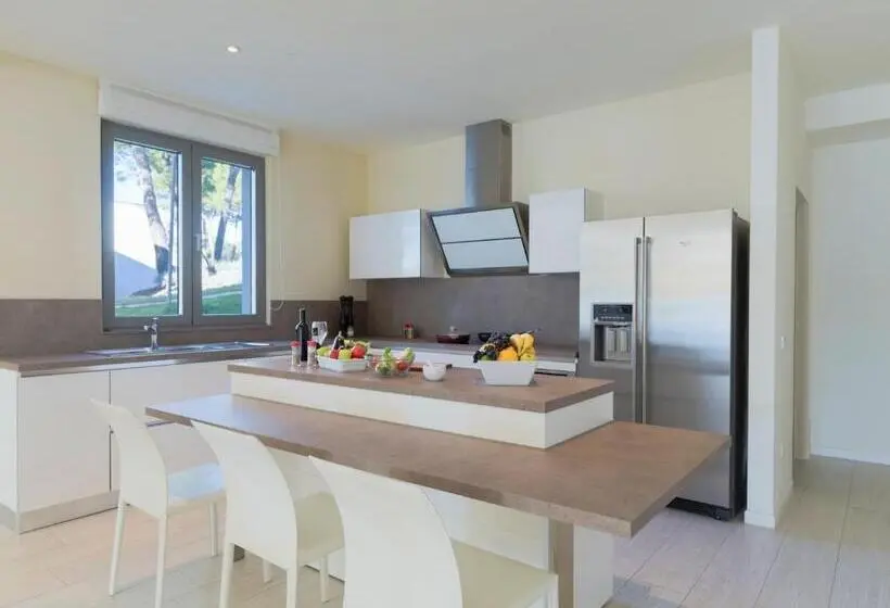 Villa 4 Makuuhuonetta, Crvena Luka Resort