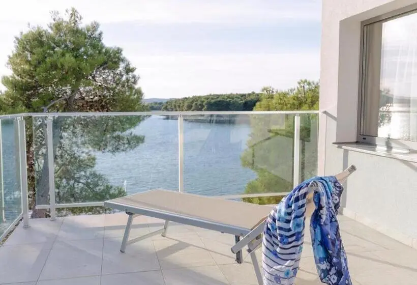 Villa 4 Makuuhuonetta, Crvena Luka Resort