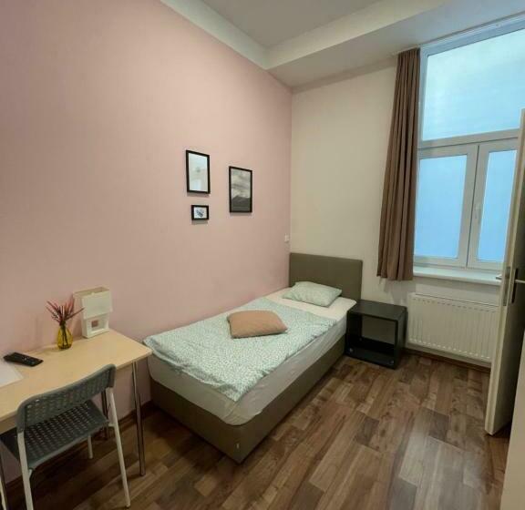 스탠다드 싱글 룸, Dan In'n Out