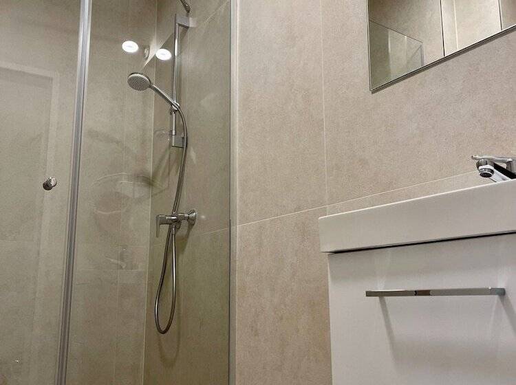 스탠다드 룸, Dan In'n Out