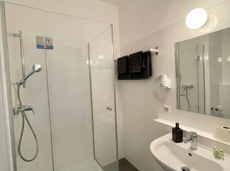 스탠다드 룸, Dan In'n Out