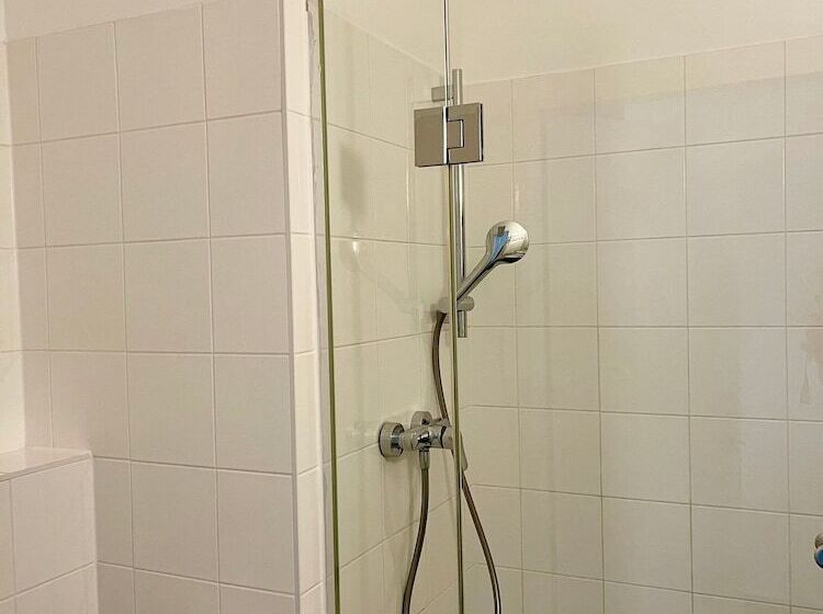 스탠다드 룸, Dan In'n Out