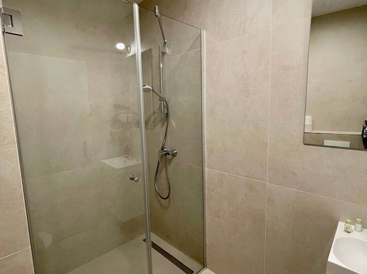 스탠다드 룸, Dan In'n Out