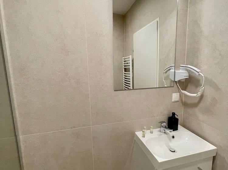 스탠다드 룸, Dan In'n Out