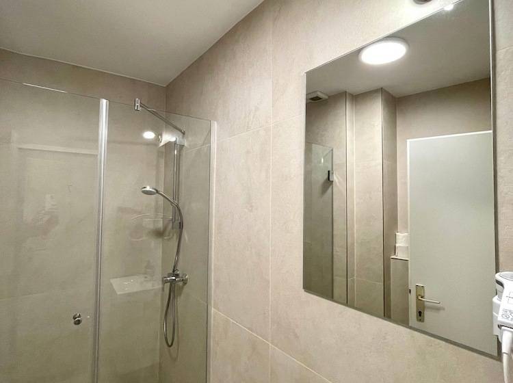 스탠다드 룸, Dan In'n Out