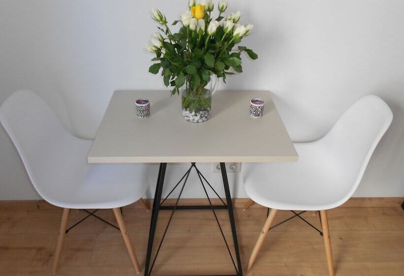 스탠다드 룸, Dan In'n Out