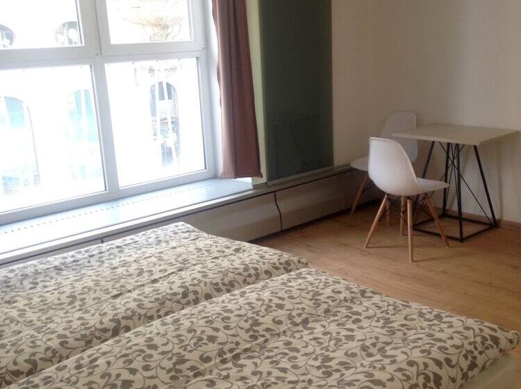 스탠다드 룸, Dan In'n Out