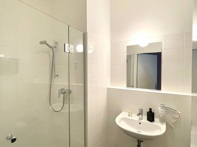 스탠다드 싱글 룸, Dan In'n Out