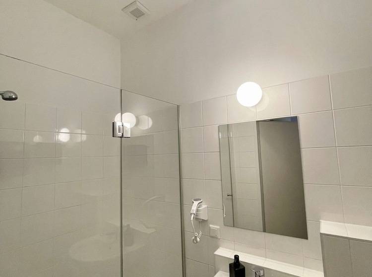 스탠다드 싱글 룸, Dan In'n Out