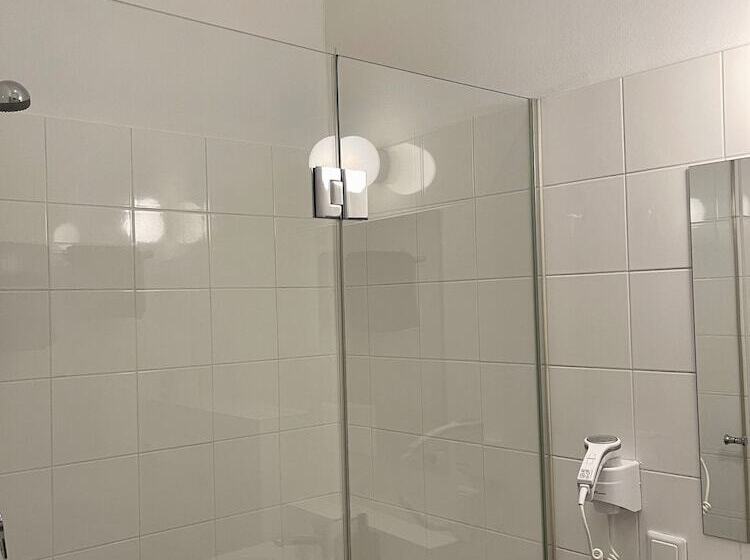 스탠다드 싱글 룸, Dan In'n Out