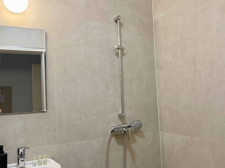 스탠다드 룸, Dan In'n Out