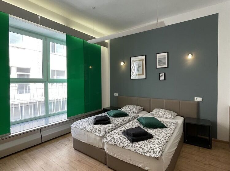 스탠다드 룸, Dan In'n Out