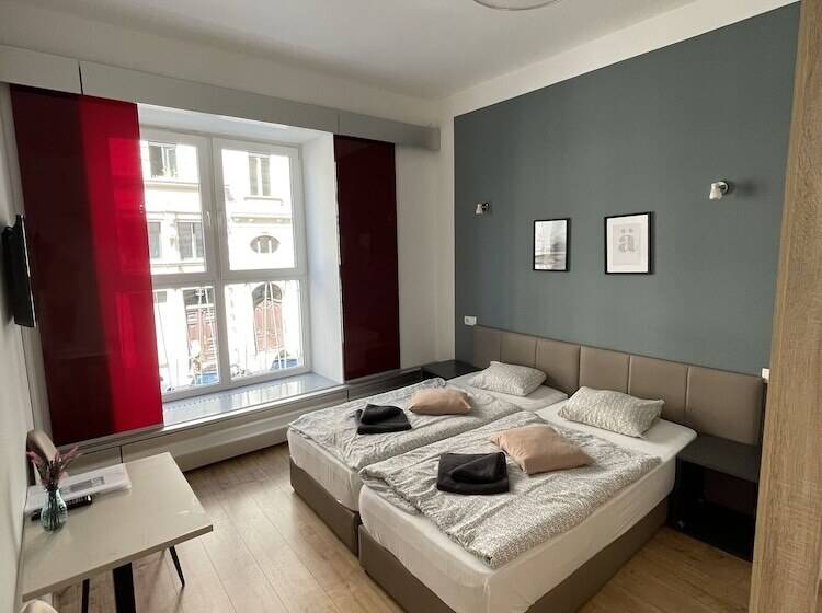 스탠다드 룸, Dan In'n Out