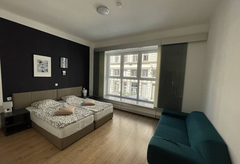 스탠다드 룸, Dan In'n Out