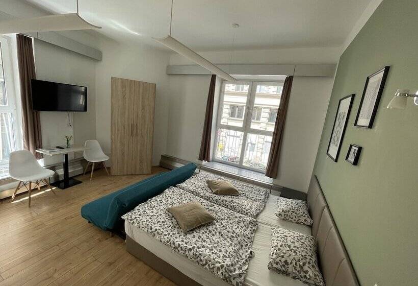 스탠다드 룸, Dan In'n Out