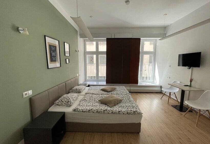 스탠다드 룸, Dan In'n Out