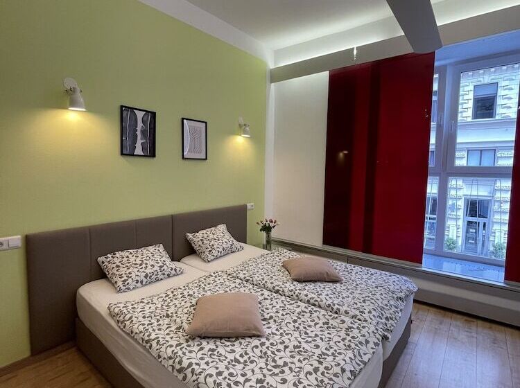 스탠다드 룸, Dan In'n Out