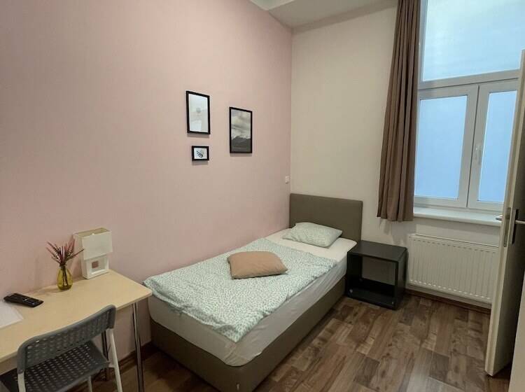 스탠다드 싱글 룸, Dan In'n Out